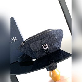 (全市場最高版本)這款 Dior 8 腰包是二零二五春季男裝系列新品，時尚實用。
