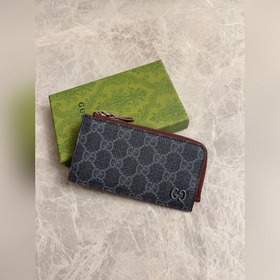 HUHUGucci 最新系列呈現~卡夾 以充滿對比美感的雙色調設計令點綴于包身的