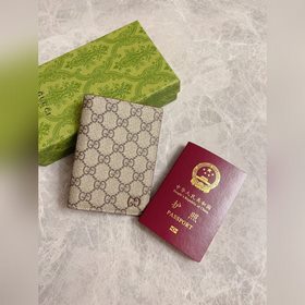 HUHUGucci 最新系列呈現~護照夾 以充滿對比美感的雙色調設計令點綴于包身