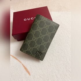 HUHUGucci 最新森綠色系列呈現~卡夾 以充滿對比美感的雙色調設計令點綴于