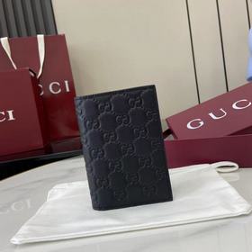 GG Emblem系列以飾GG印花壓紋圖案光面牛皮革煥新演繹品牌曆久彌新的優雅風