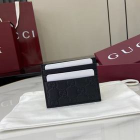 GG Emblem系列以飾GG印花壓紋圖案光面牛皮革煥新演繹品牌曆久彌新的優雅風