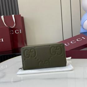 超級雙G全拉鍊式錢包。GG印花壓紋将小件日用單品打造成時尚日常配飾。新穎的紋理與