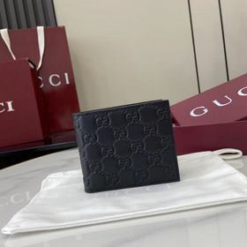 GG Emblem系列以飾GG印花壓紋圖案光面牛皮革煥新演繹品牌曆久彌新的優雅風