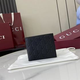 GG Emblem系列以飾GG印花壓紋圖案光面牛皮革煥新演繹品牌曆久彌新的優雅風