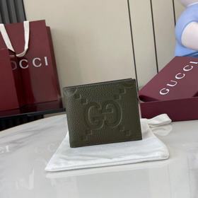 超級雙G錢包。GG印花壓紋将小件日用單品打造成時尚日常配飾。新穎的紋理與飾面在G