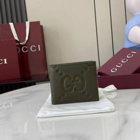 超級雙G錢包。GG印花壓紋将小件日用單品打造成時尚日常配飾。新穎的紋理與飾面在G
