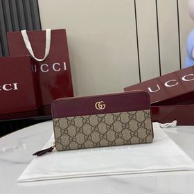源自70年代典藏設計的雙G配件繼續在GG Marmont系列中綻放異彩。這款全拉