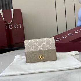 源自70年代典藏設計的雙G配件繼續在GG Marmont系列中綻放異彩。這款卡包