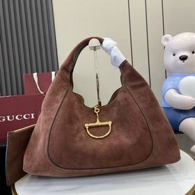 這款Gucci Softbit系列肩背包匠心融蘊大號半馬銜扣造型品牌經典馬術風格