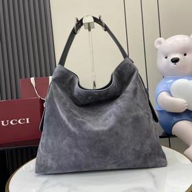 2026秋冬系列， Gucci Beatrix系列手袋采用牛皮革材質匠心打造，配