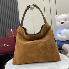 2026秋冬系列， Gucci Beatrix系列手袋采用牛皮革材質匠心打造，配