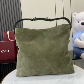 2026秋冬系列， Gucci Beatrix系列手袋采用牛皮革材質匠心打造，配