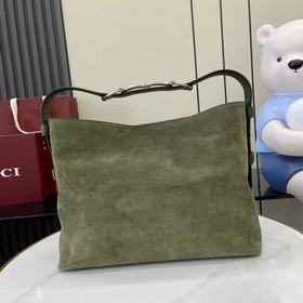 2026秋冬系列， Gucci Beatrix系列手袋采用休閑廓形，肩帶上飾以标