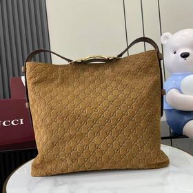 2026秋冬系列， Gucci Beatrix系列手袋采用牛皮革材質匠心打造，配