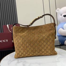 2026秋冬系列， Gucci Beatrix系列手袋采用休閑廓形，肩帶上飾以标