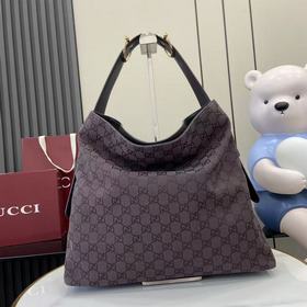 Gucci Beatrix系列手袋匠心采用休閑廓形，搭配飾标志性馬銜扣細節肩帶，