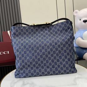 2026秋冬系列， Gucci Beatrix系列手袋采用牛皮革材質匠心打造，配