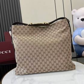 2026秋冬系列， Gucci Beatrix系列手袋采用牛皮革材質匠心打造，配