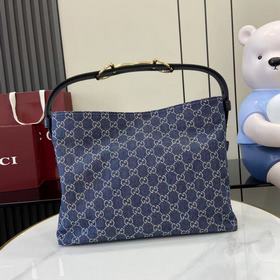 2026秋冬系列， Gucci Beatrix系列手袋采用休閑廓形，肩帶上飾以标