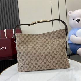 2026秋冬系列， Gucci Beatrix系列手袋采用休閑廓形，肩帶上飾以标