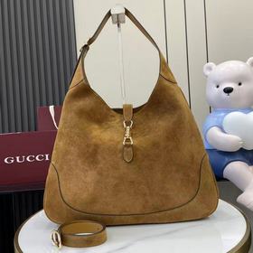 Gucci Jackie 1961系列推出了一款柔軟的肩挎包樣式，采用極其輕盈柔