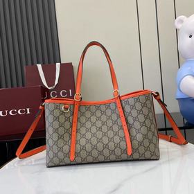 [新品]GG Emblem系列煥新诠釋品牌的隽永優雅風範和精湛工藝。這款托特包配