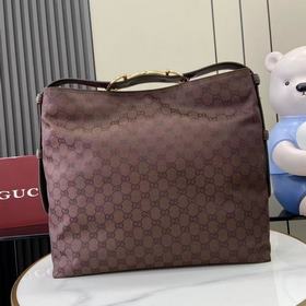 Gucci Beatrix系列手袋匠心采用休閑廓形，搭配飾标志性馬銜扣細節肩帶，