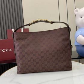2026秋冬系列， Gucci Beatrix系列手袋采用休閑廓形，肩帶上飾以标
