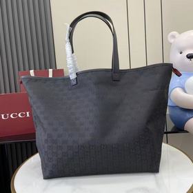 品牌推出首個冬季運動服系列Gucci Altitude，将出衆性能與典藏元素巧妙