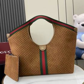 Gucci Giglio系列緻敬品牌意大利根源，彰顯傳承與革新精神。這款空間寬敞