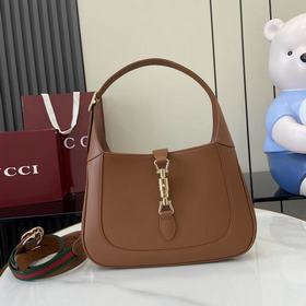 [新品]這款Gucci Jackie 1961系列小號肩背包以棕色皮革匠心打造，