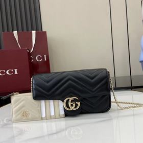 雙G配件設計在品牌現代風格中注入傳統精髓，為衣櫥帶來隽永單品。這款鍊式手袋以經典