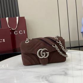 品牌标志性GG Marmont系列匠心融蘊雙G造型配件和切面鍊式包帶，締就柔軟時