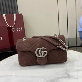 品牌标志性GG Marmont系列匠心融蘊雙G造型配件和切面鍊式包帶，締就柔軟時