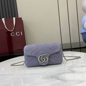品牌标志性GG Marmont系列匠心融蘊雙G造型配件和切面鍊式包帶，甄選牛巴革
