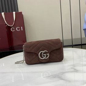 品牌标志性GG Marmont系列匠心融蘊雙G造型配件和切面鍊式包帶，甄選牛巴革
