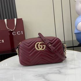 品牌标志性 GG Marmont 系列匠心融蘊經典雙 G 元素和切面鍊式包帶，締