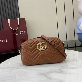 品牌标志性 GG Marmont 系列匠心融蘊經典雙 G 元素和切面鍊式包帶，締