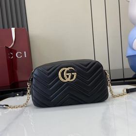 GG 馬蒙特是品牌的标志性系列，其特色包括象征性的雙G标識、棱角分明的鍊帶以及現