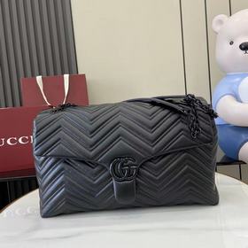 026秋冬系列， 品牌标志性GG Marmont系列匠心融蘊經典雙G元素和切面