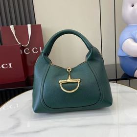 [新品]這款全新Gucci Softbit系列肩背包以超大半馬銜扣造型煥新演繹品