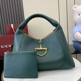 [新品]這款全新Gucci Softbit系列肩背包以超大半馬銜扣造型煥新演繹品