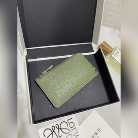 拉鍊小卡包 選用小牛皮壓滿Anagram 圖案，4 個卡位和 拉鍊口袋，精緻實用