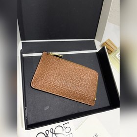 拉鍊小卡包 選用小牛皮壓滿Anagram 圖案，4 個卡位和 拉鍊口袋，精緻實用