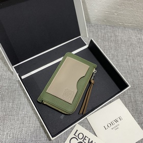 拼色拉鍊小卡包 選用質感柔軟珠地小牛皮搭配撞色小牛皮，兩側有卡位及拉鍊口袋，可放