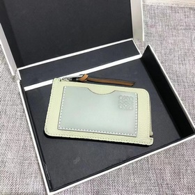 拼色拉鍊小卡包 選用質感柔軟珠地小牛皮搭配撞色小牛皮，兩側有卡位及拉鍊口袋，可放