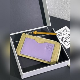 拼色拉鍊小卡包 選用質感柔軟珠地小牛皮搭配撞色小牛皮，兩側有卡位及拉鍊口袋，可放