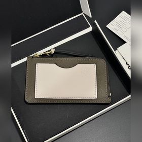 拼色拉鍊小卡包 選用質感柔軟珠地小牛皮搭配撞色小牛皮，兩側有卡位及拉鍊口袋，可放