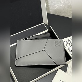 男士拉鍊卡包 此卡包靈感來源于puzzle 系列手袋，采用獨特的幾何圖案 采用經